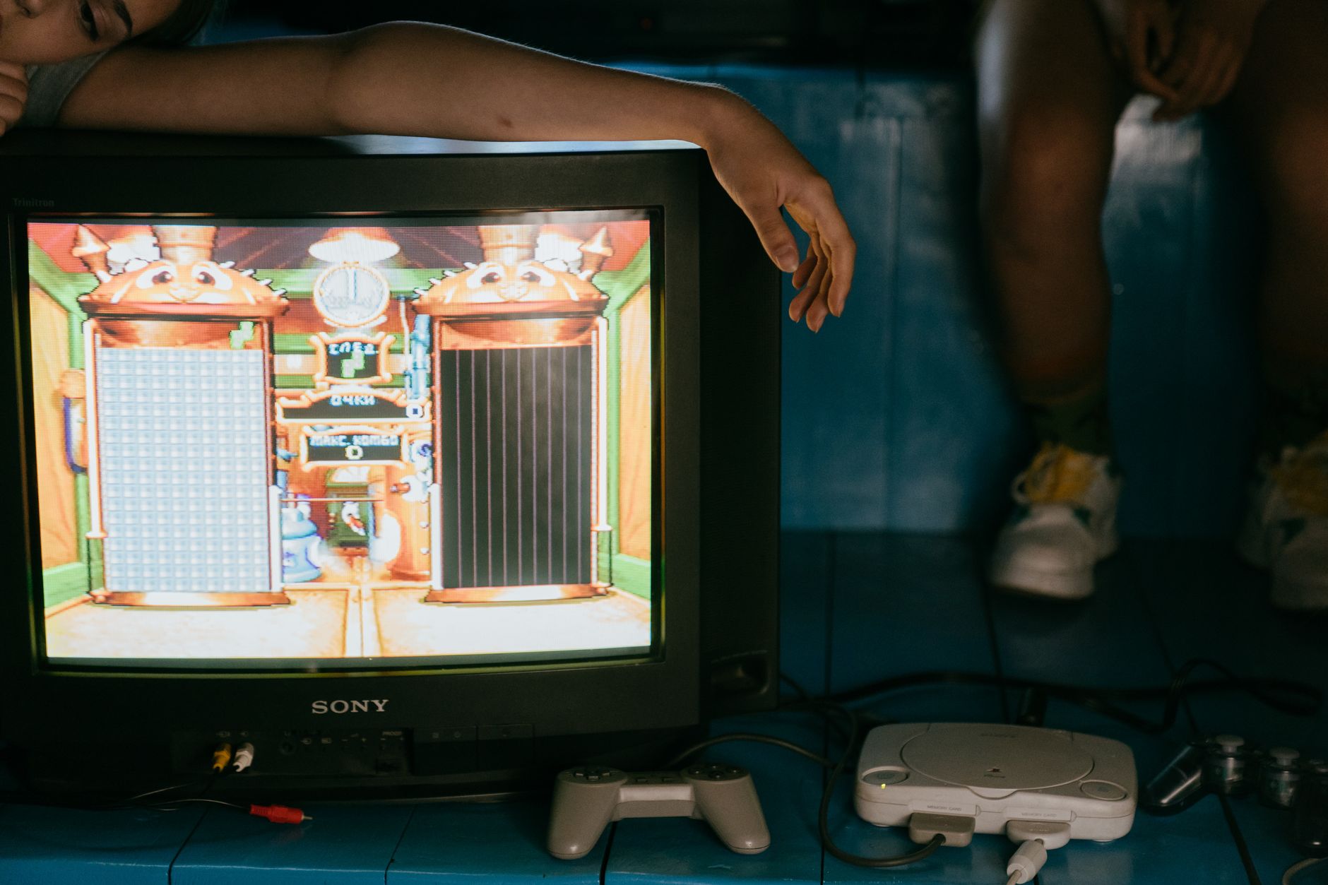 Joueurs passionnés de rétro gaming devant un téléviseur cathodique